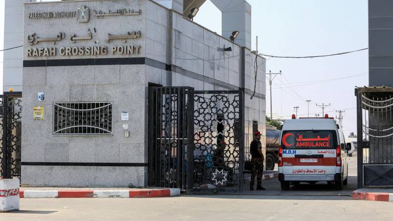 Hasta el miércoles por la noche, los autobuses habían transportado a 361 ciudadanos extranjeros a través de la frontera con Egipto.