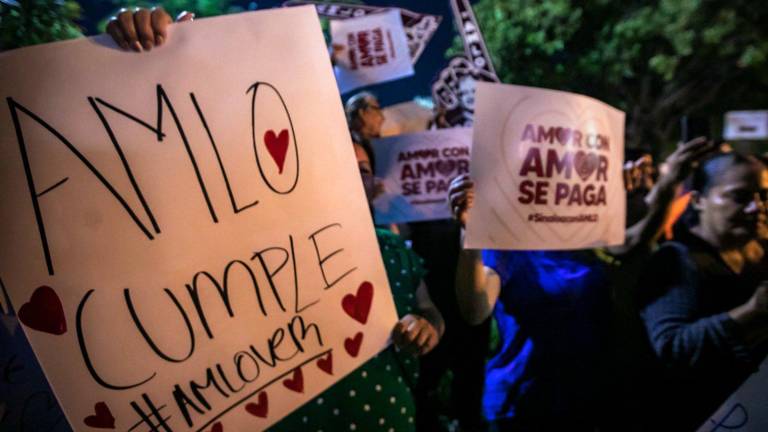 López Obrador es recibido con banda y porras, pero también con manifestaciones