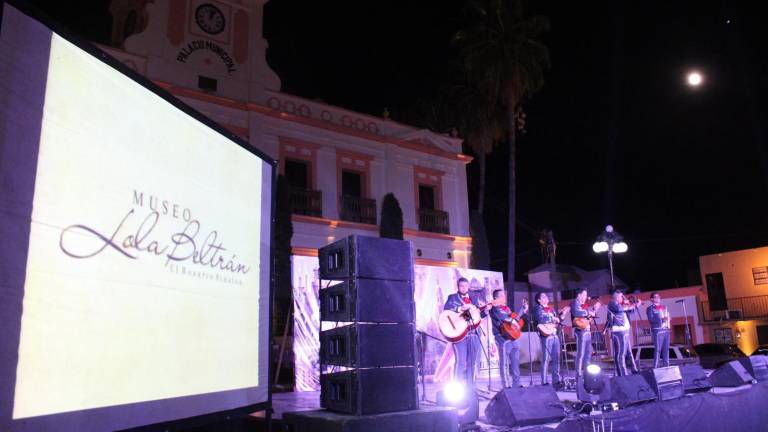 El espectáculo estuvo a cargo del mariachi juvenil Mazatlán y los cantantes Ángel Ávila y Ruby Estephania.