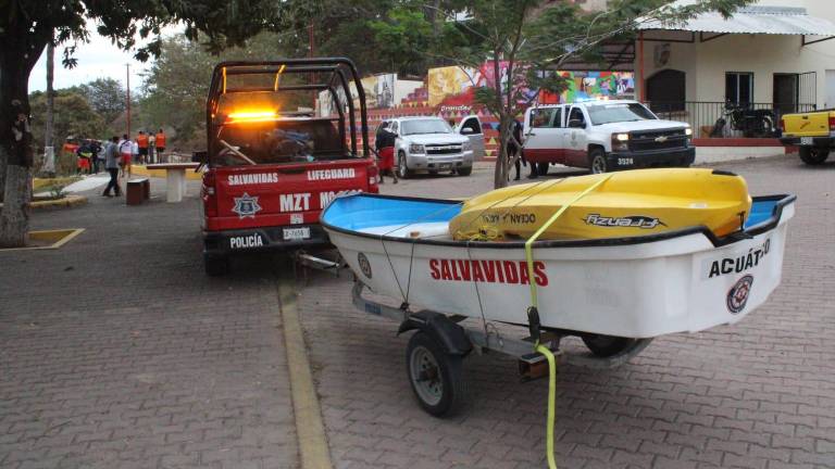 Los agentes especializados llegaron en dos patrullas y dos camionetas, donde se trasladaron con balsas y tanques de oxígeno.