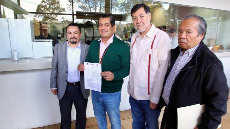 El representante de Morena ante el INE, Sergio Gutiérrez Luna, acudió al INE a presentar la denuncia.
