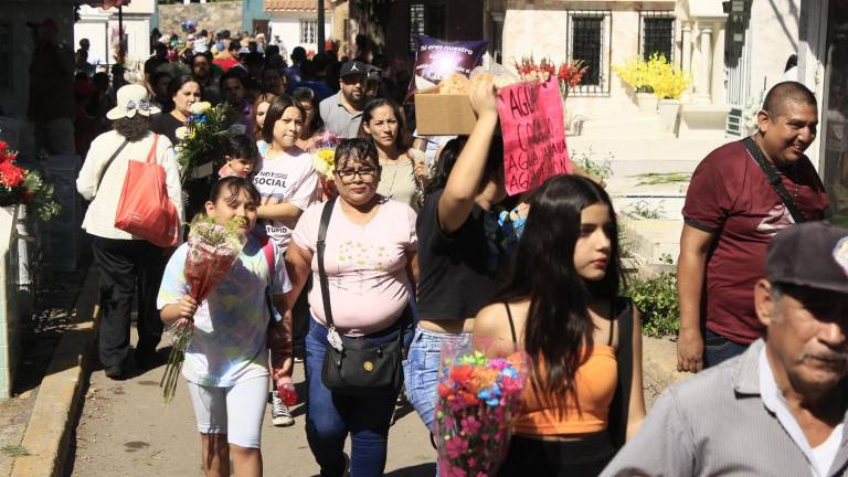 Panteones de Culiacán albergan reencuentros familiares en el Día de Muertos