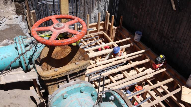 El problema del agua contaminada se puede generar por factores que van desde los hidrocarburos hasta los residuos.