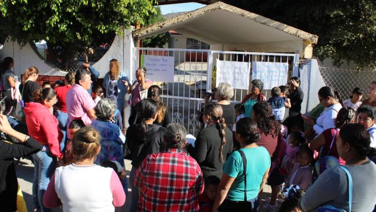 Bloquean padres de familia preescolar de Rosario en demanda de dos aulas