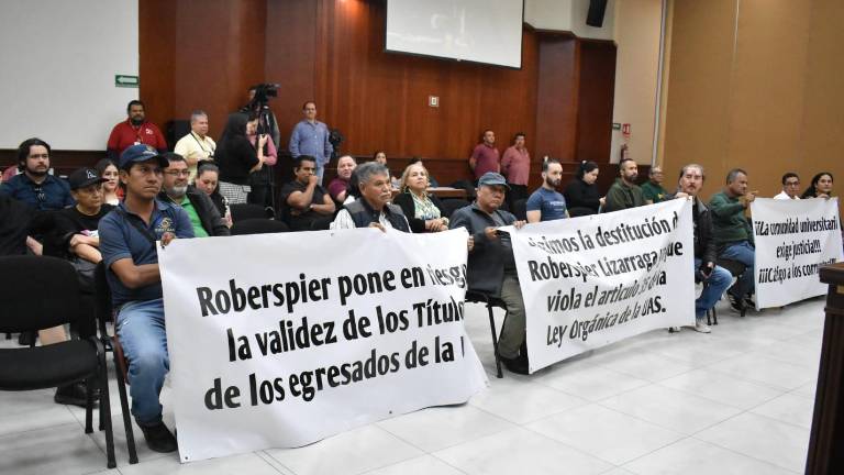 Miembros del Movimiento Democrático Universitario exigieron a los diputados del Congreso del Estado su intervención.