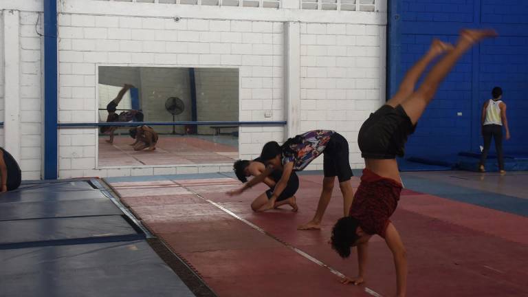 Alrededor de 160 jóvenes acudieron a la reapertura de la escuela de gimnasia de la UAS.