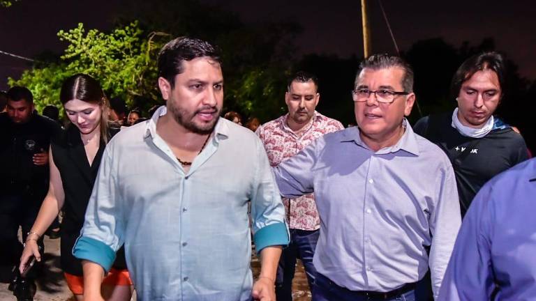 El cantante y compositor Julión Álvarez acompañó a Édgar González, Alcalde de Mazatlán, a inaugurar el nuevo alumbrado público instalado en la colonia Fuentes del Valle.
