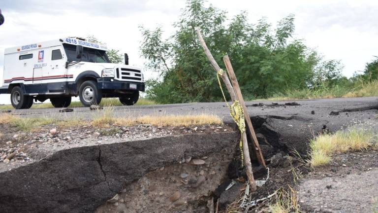 El daño contempla múltiples baches y una grieta que se convirtió en un socavón por el carril izquierdo de la carretera Costa Rica-Quilá.