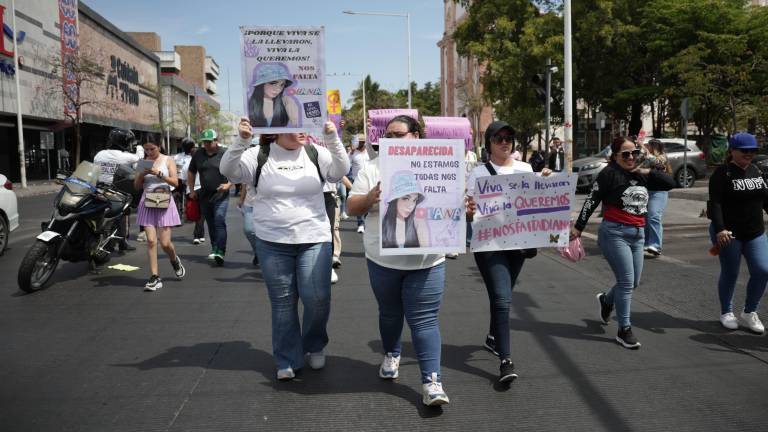 La marcha en la que se exige a las autoridades la localización de la joven Diana Alejandra se extiende desde la Catedral de Culiacán hasta la Lomita