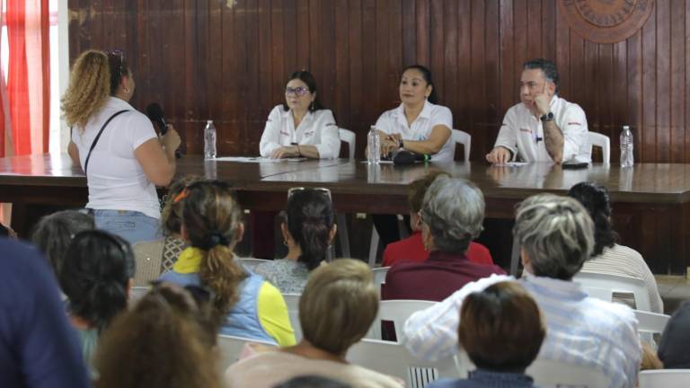 Encuentro de mujeres empacadoras de camarón de altamar con Imelda Castro Castro y Enrique Inzunza Cázarez.