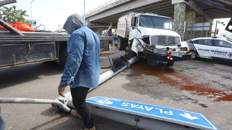Para no chocar contra los autos que esperaban el verde, el conductor optó por impactarse contra el poste metálico del semáforo.