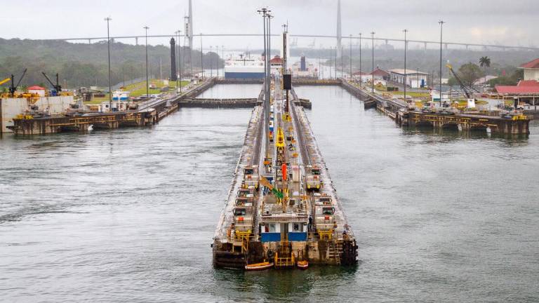 Para operar sus sistemas de esclusas, el Canal de Panamá utiliza alrededor de 7 mil millones de litros de agua diarios del lago Gatún, un embalse de temporal.