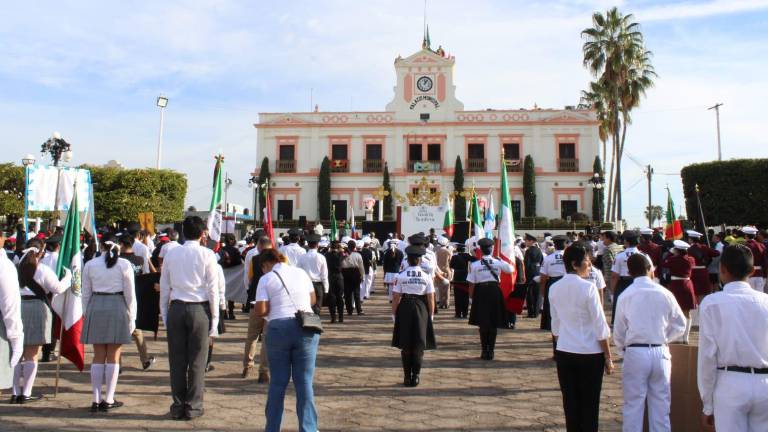 La celebración del Día de la Bandera en Rosario tuvo como punto de encuentro el Palacio Municipal.