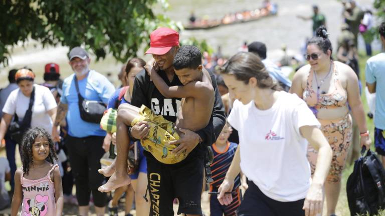 Médicos Sin Fronteras brinda atención a cientos de migrantes llegan a los centros de acogida tras atravesar la selva del Darién.