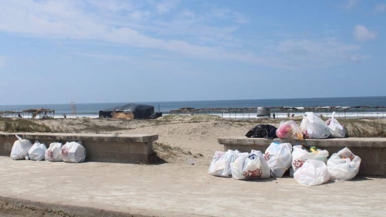 Recolectan en zona de playas de Rosario 50 toneladas de basura durante la Semana Santa