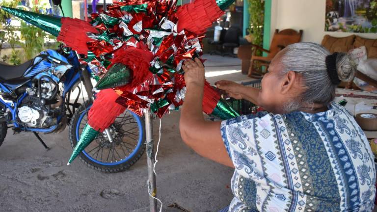 La venta de piñatas cambia el ambiente de la carretera de Navolato, donde comerciantes ofrecen color y diferentes tamaños.
