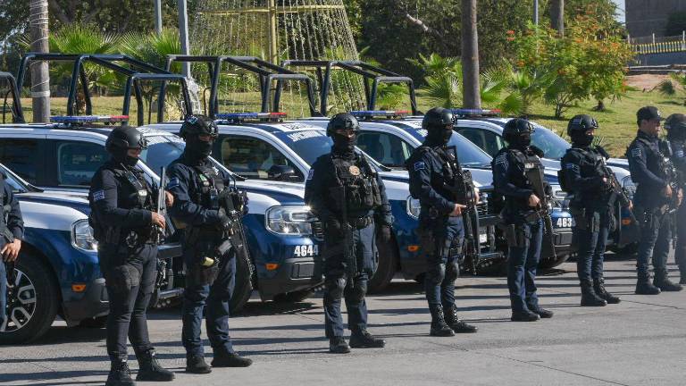 A un costado del Congreso del Estado, el Alcalde Juan de Dios Gámez Mendívil hizo la entrega de las llaves de las unidades a los agentes.
