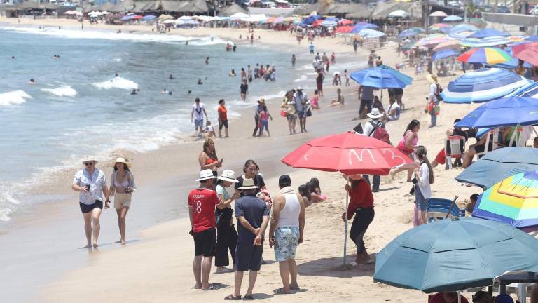 El calor que ya se vive en el puerto hizo de la zona de playa y los balnearios los espacios atractivos para visitantes nacionales y extranjeros.