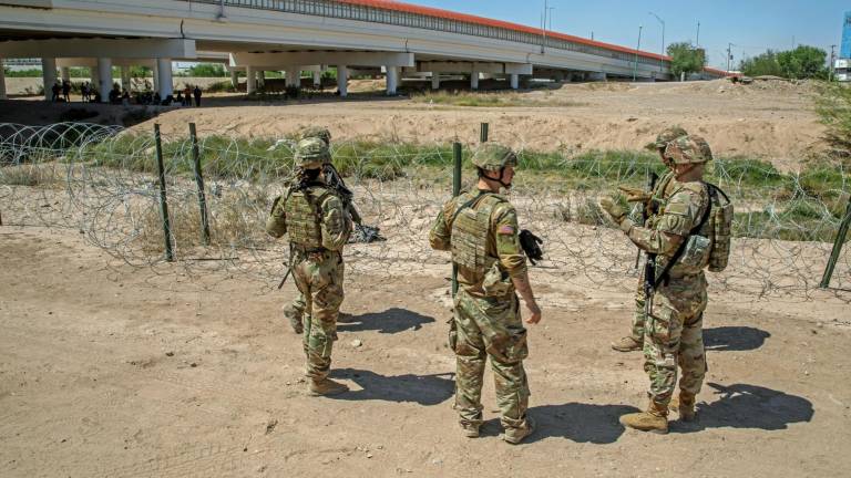 Los soldados de la Guardia Nacional de Texas y de la Guardia Nacional de Indiana vigilan la frontera de El Paso.