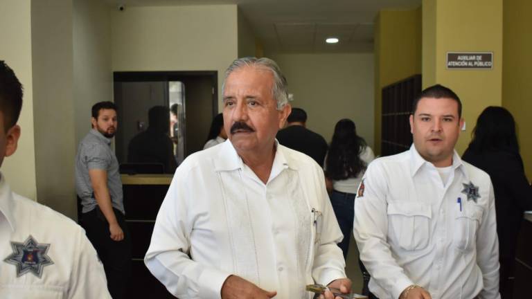 Jesús Estrada Ferreiro y seis ex funcionarios del Ayuntamiento de Culiacán se presentaron al Centro de Justicia, pero fue diferida la audiencia.