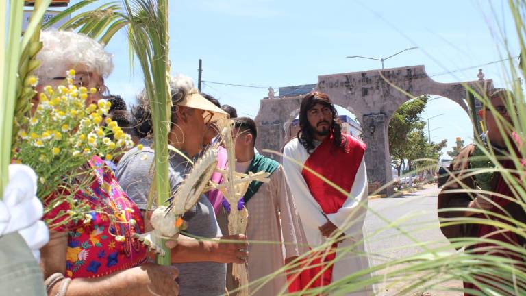 Fue en punto de las 11:30 horas que se inició en la zona de los arcos norte de la ciudad con la bendición y procesión solemne.