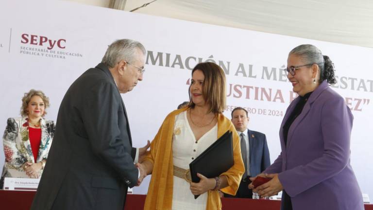La entrega del premio se realizó por el Gobernador Rubén Rocha Moya, acompañado de la Secretaria Graciela Domínguez Nava.
