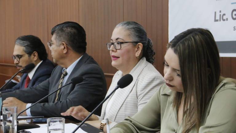 La Secretaria de Educación Pública y Cultura, Graciela Domínguez Nava, en su comparecencia ante el Congreso del Estado.
