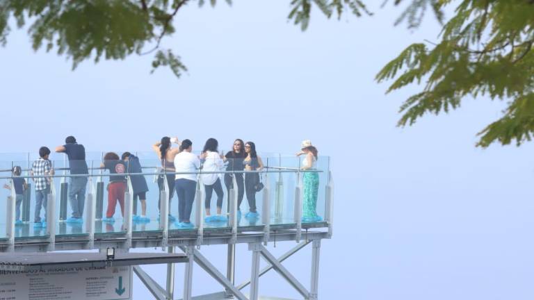 Personas con atuendos deportivos, gorras, mochila y alguna bebida hidratante se dispusieron a subir los 334 escalones del Cerro del Crestón.