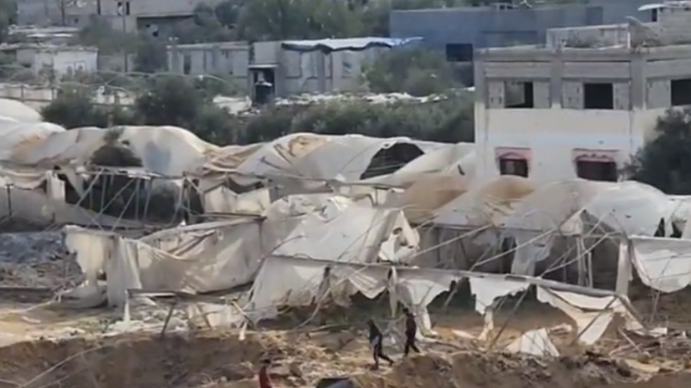 Al amanecer de este lunes, casas de campaña de refugiados palestinos estaban destruidas por los bombaderos del Ejército de Israel.
