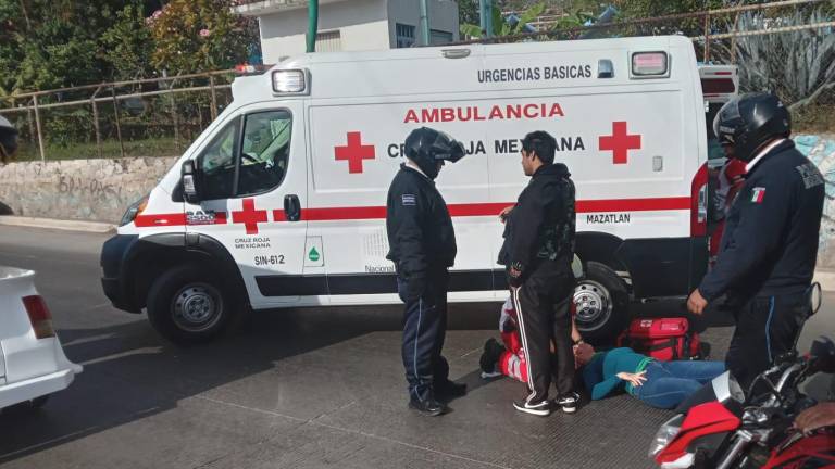 Socorristas de Cruz Roja llegaron al lugar y después de valorar a la joven lesionada la trasladaron a un hospital.