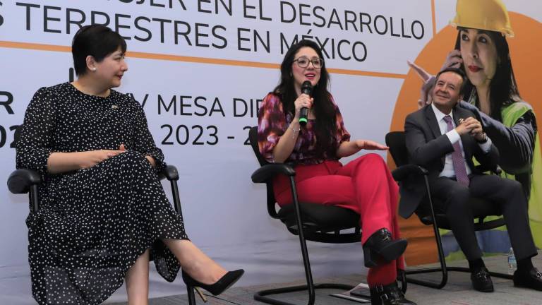 Eréndira Valdivia fue parte del coloquio Participación de la Mujer en el Desarrollo de las Vías Terrestres en México.