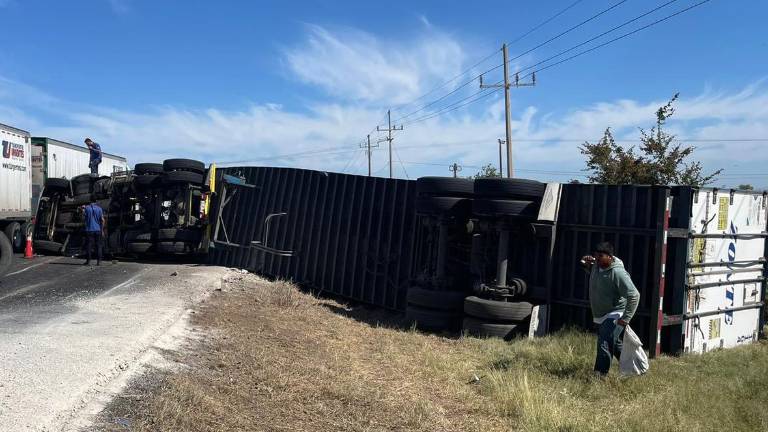 La volcadura del tráñer fue en la autopista Mazatlán-Durango, en el kilómetro 101, a la altura del poblado de Abocho.