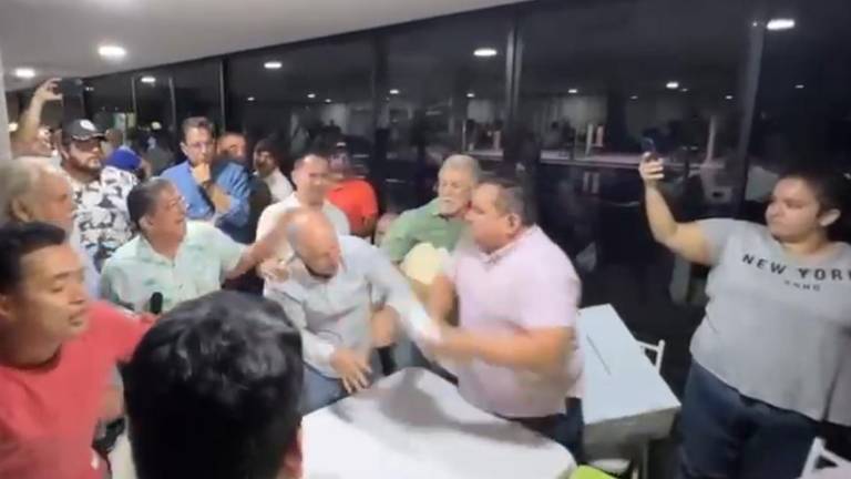 Por momentos, algunos socios que apoyaban al grupo anterior intentó sabotear la sesión y la elección.