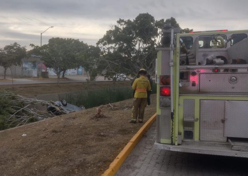 $!Auto se sale del camino y termina volcado en canal pluvial de Mazatlán