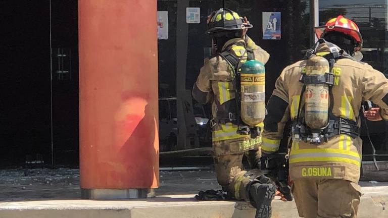 Personal de las cuatro estaciones de Bomberos Mazatlán acudieron a apagar el incendio del cine.
