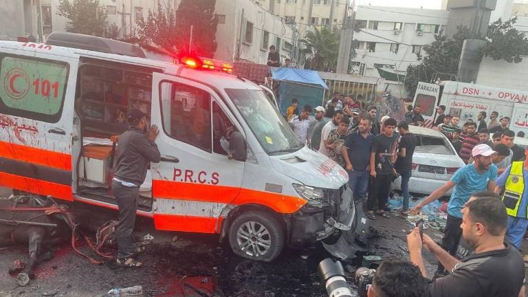La Media Luna Roja detalló que fuerzas de ocupación israelíes lanzaron un ataque aéreo en la calle Rashid, frente al hospital Al-Shifa.