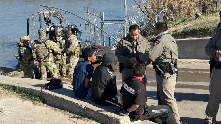 Los soldados de la Guardia Nacional de Texas y los agentes del DPS continúan aprehendiendo y arrestando a inmigrantes.
