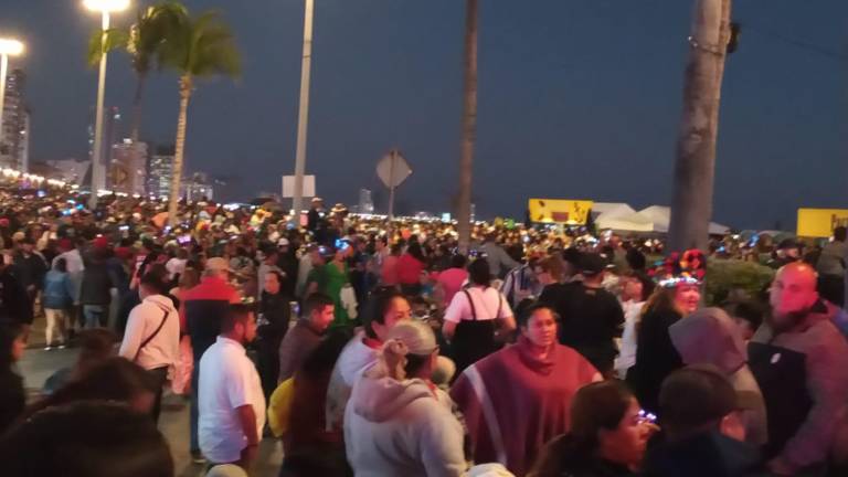 Cientos de personas arriban a la parte final del recorrido de la fiesta porteña ubicada en la Avenida Rafael Buelna.