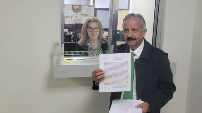 El ex Alcalde entregó un oficio que señala como improcedente el juicio político JP/004/2022 referente a presuntas violaciones a la Ley de Agua Potable y Alcantarillado de Sinaloa.