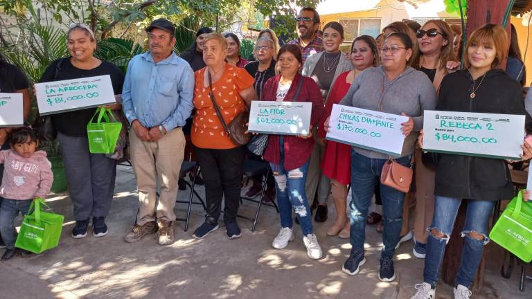 Gámez Mendívil entrega cheques a 90 mujeres emprendedoras de Culiacán