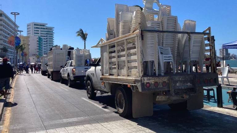 Decomiso de sillas en el malecón de Mazatlán.