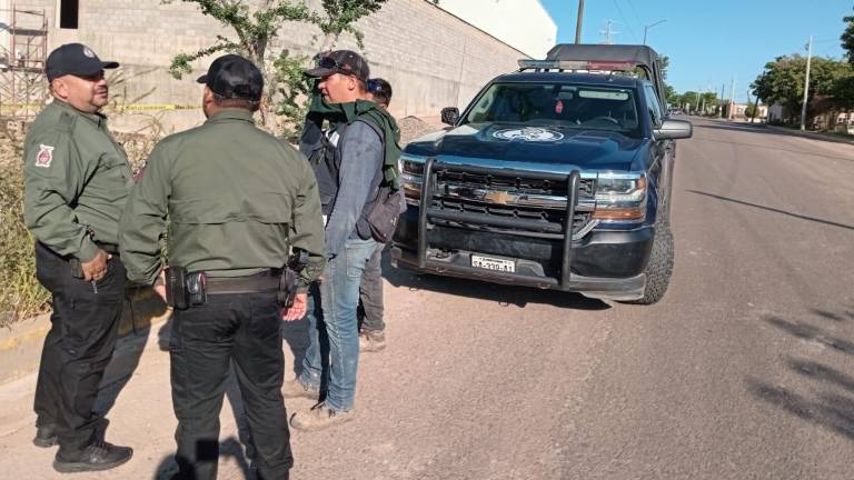 Golpean a mujer afuera de un comercio y le despojan su camioneta en Culiacán
