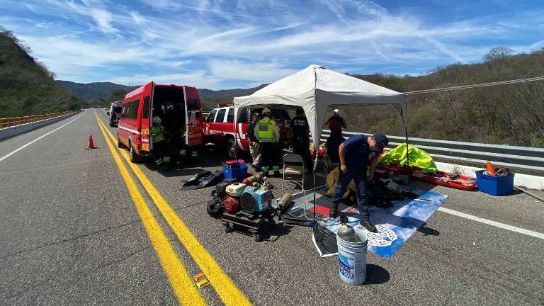 Ante el riesgo de derrame, se realizaron maniobras de revisión de la zona con equipo especializado tras la volcadura en la Durango-Mazatlán.