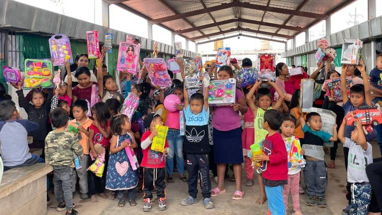 Niñas y niños del Albergue de Jornaleros de Isla del Bosque recibieron sus regalos.