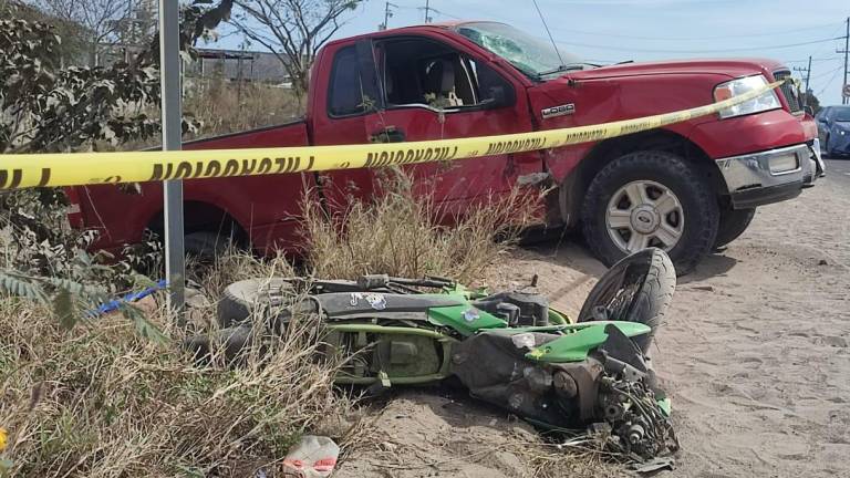 Mueren dos motociclistas tras ser arrollados por camioneta al norte de Mazatlán