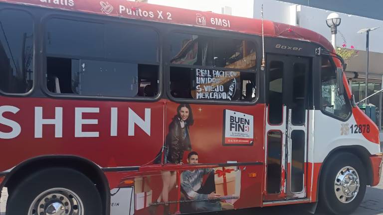 Más de 20 unidades fueron atacadas por jóvenes con piedras y otros objetos que hicieron daño a los pasajeros.