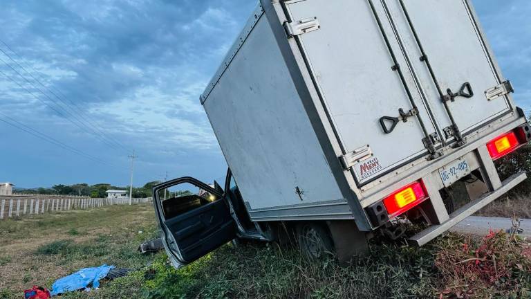 La camioneta se detuvo a un costado de la carretera a punto de volcarse.