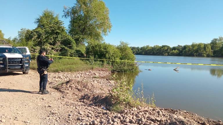 Los agentes informaron que el cuerpo estaba boca abajo, a unos metros de la orilla del río Culiacán.