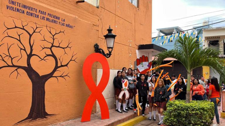 Los participantes salieron desde Palacio Municipal hasta el andador de la calle 22 de Diciembre, donde los vecinos donaron una pared para realizar este mural.