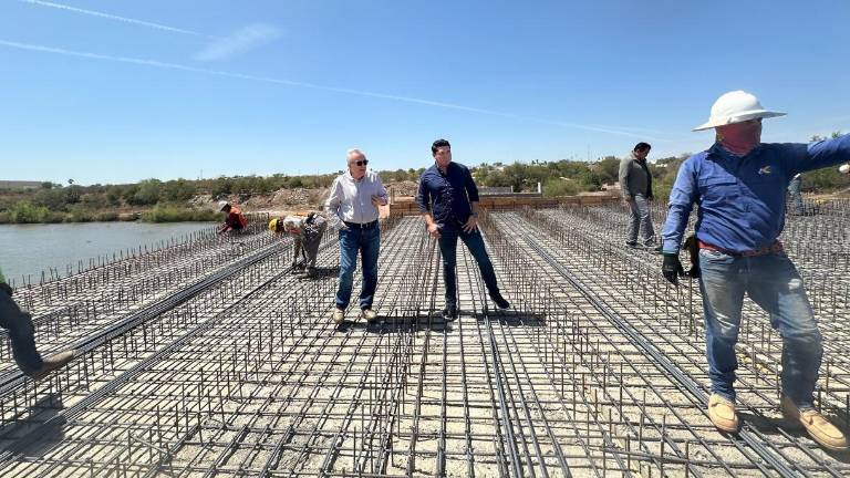 El Gobernador Rubén Rocha Moya, en un recorrido de supervisión.